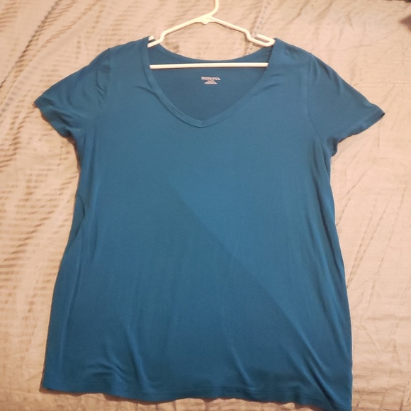 V Neck tee Size XL - Picture 1 of 3